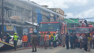 ยะลา - อุทาหรณ์ !! ตรุษจีน ไหว้เจ้าและบรรพบุรุษ จุดธูปทิ้งไว้ ไฟพรึบหวิดลามอาคารข้างเคียงวอดทั้งแถว