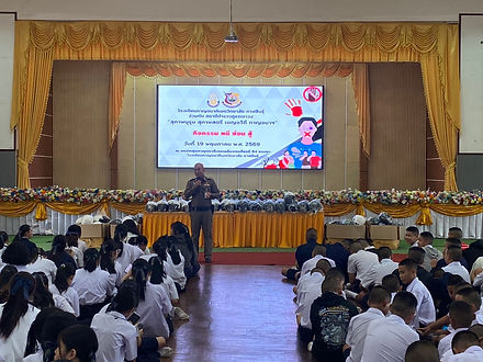 กาฬสินธุ์ - ตร.เขาวงติวเข้มครู-นักเรียน “หนี ซ่อน สู้” ฝึกทักษะการเอาตัวรอด พร้อมมอบหมวกนิรภัยสร้างวินัยจราจร