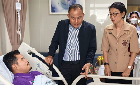 ผบช.ภ.9 พร้อมประธานชมรมแม่บ้านตำรวจภาค 9 เยี่ยมให้กำลังใจตำรวจชุดสืบสวน สภ.ตากใบ หลังได้รับบาดเจ็บจากเหตุลอบยิง