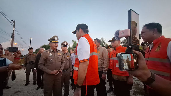 กล่องสีขาว.jpg