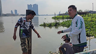 ระทึก เกือบไปแล้ว !! เรือหาเสียงวกกลับช่วยชาวบ้านจมน้ำ หลังกระโดดเก็บมือถือ ขาติดตาข่ายใต้น้ำ หวิดดับ !!