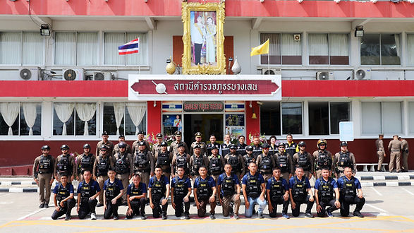 กลุ่มผู้ชุมนุมทางการเมืองถือ