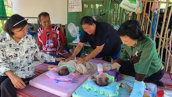 ดร.กัลยาณี รุดเยี่ยมครอบครัวทารกแฝดสอง หลังแม่คลอดลูกแล้วเสียชีวิต สุดรันทด ตา-ยาย ปลูกผักขายเลี้ยงชีพพร้อมหลาน 3 คนลำพัง