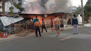 สมุทรปราการ - เจอแบบนี้ภึงกับเข้าอ่อน หมดตัว !! ไฟไหม้เผาบ้านเผารถวอด เสียหายยกครัว