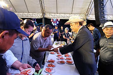 ผู้ว่าประจวบฯ เปิดกิจกรรม “ชวนชิม กุ้งกะพง ดินดีวิถีพ่อ” เมนูเด็ดแจกจ่ายนักท่องเที่ยวลองชิม