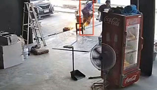 อย่าหาทำ คนไฟลุก !! หนุ่มคนงานใช้ทินเนอร์ราดเตาหวังก่อไฟย่างนก สุดท้ายระเบิดไฟคอกตัวเจ็บสาหัส !!