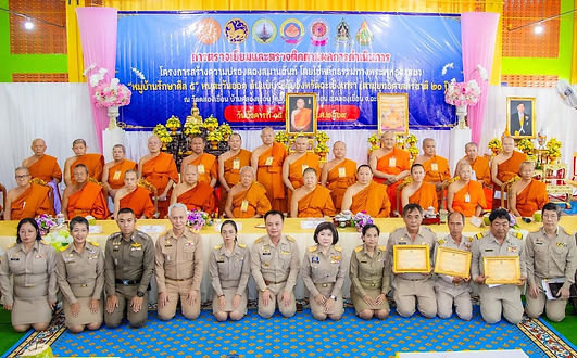 กล่องสีขาว.jpg
