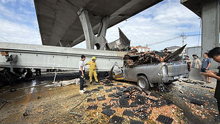 รถบรรทุกเกี่ยวคานสะพานลอย ถล่มทับรถบนถนนบางนา-ตราด เสียชีวิต 1 ราย บาดเจ็บ 1 ราย