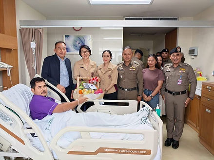 ผบช.ภ.9 พร้อมประธานชมรมแม่บ้านตำรวจภาค 9 เยี่ยมให้กำลังใจตำรวจชุดสืบสวน สภ.ตากใบ หลังได้รับบาดเจ็บจากเหตุลอบยิง