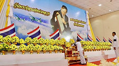 นครพนมประกอบพิธีวางพานพุ่มดอกไม้สดเนื่องในวันพระบิดาแห่งฝนหลวง/เปิดตลาดจำหน่ายสินค้า OTOP และผลิตภัณฑ์ “โคก หนอง นา”