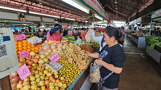 ตลาดศรีสงครามและอำเภอต่างๆ คึกคักรับ “บุญเดือน 9 ห่อข้าวประดับดิน” แม่ค้าจัดชุดทำบุญ 20 บาท สู้ค่าครองชีพ สืบสานฮีตสิบสอง