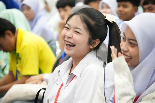 ลุยติดอาวุธทางปัญญา ติวเข้่มน้อง ปิดค่ายพรีโอลิมปิกทางภาษา 4 ภาษา สร้างเยาวชนชายแดนใต้สู่เวทีสากล