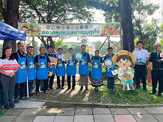 เกษตรและสหกรณ์จังหวัดนครพนม - พช. ขับเคลื่อนยกระดับตลาดชุมชนนครพนมสุขใจ มอบผ้ากันเปื้อนผู้ประกอบการอาหารปลอดภัย