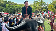 กาฬสินธุ์ - สัมผัสวิถีชี  วิตยิ่งใหญ่ขบวนบั้งไฟ “คนลาวเทิง” นักท่องเที่ยวสัมผัสสุดประทับใจ