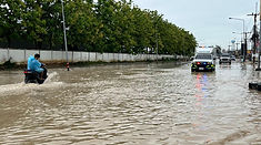 อิทธิพลพายุโซนร้อนไมสัก ฝนถล่มปลวกแดง โครมเดียวน้ำท่วมซอยสุพรรณ สัญจรลำบาก ชาวบ้านร้องจ้าก !!