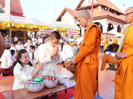 สังคมหมอข่าว : พุทธศาสนิกชนชาวนครพนมร่วมพิธีทำบุญตักบาตรวันมาฆบูชา ณ วัดธาตุประสิทธิ์ พระอารามหลวง
