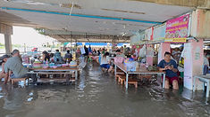 ไม่หวั่นแม้วันมามาก 'ก๋วยเตี๋ยวไก่ ป้าจิต' กลับมาแล้ว!! ตำนานเปิบพิสดารกลางน้ำ ชิลได้อารมณ์
