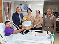 ผบช.ภ.9 พร้อมประธานชมรมแม่บ้านตำรวจภาค 9 เยี่ยมให้กำลังใจตำรวจชุดสืบสวน สภ.ตากใบ หลังได้รับบาดเจ็บจากเหตุลอบยิง