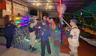 งามไส้ !! ฝ่ายปกครองอำเภอปาย - ตำรวจ บุกจับคาเฟ่กลางเมืองปาย ลอบขายยาเสพติดให้ลูกค้า นักท่องเที่ยวชาวต่างชาติ