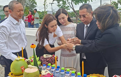 กล่องสีขาว.jpg