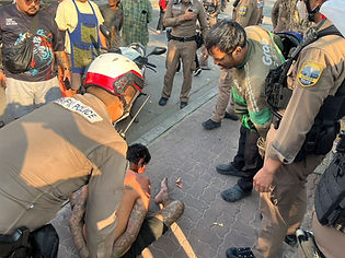 นนทบุรี - ชาวบ้านผวา หนุ่มหลอนยาถือมีดเดินในหมู่บ้าน เคยถูกจับ 3 ครั้ง แต่ก็ปล่อยตัวออกมาเหมือนเดิม !!