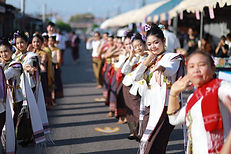เมืองน้ำดำคึกคัก !! นักเรียนสูงวัยโฮมสุข รำฉลองครบรอบ 12 ปี ถนนสายบุญสหัสขันธ์โดโนโรด