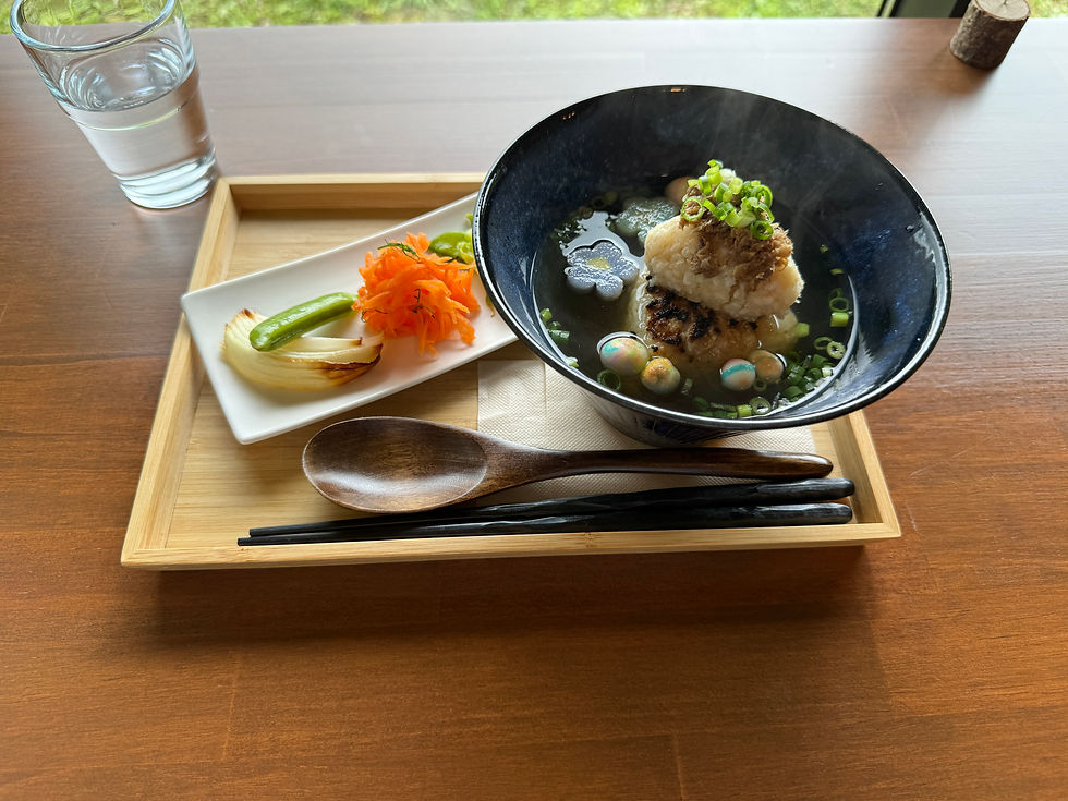 カフェでランチ。この日のおすすめ、だしおにぎりプレート。んまい!