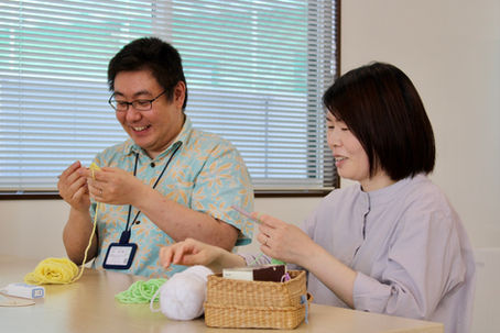 編み物をするレオさんたち