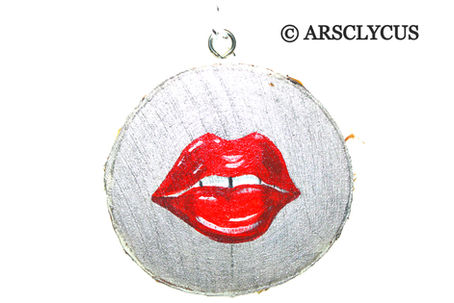 A wooden disc with vibrant red lips painted on it hangs against a white background. Text reads © ARSCLYCUS.