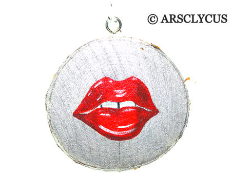 A wooden disc with vibrant red lips painted on it hangs against a white background. Text reads © ARSCLYCUS.