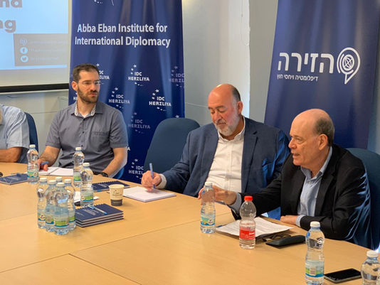 מי הרג את השלום העולמי, ולמה אנחנו צריכים להיות מודאגים מכך?