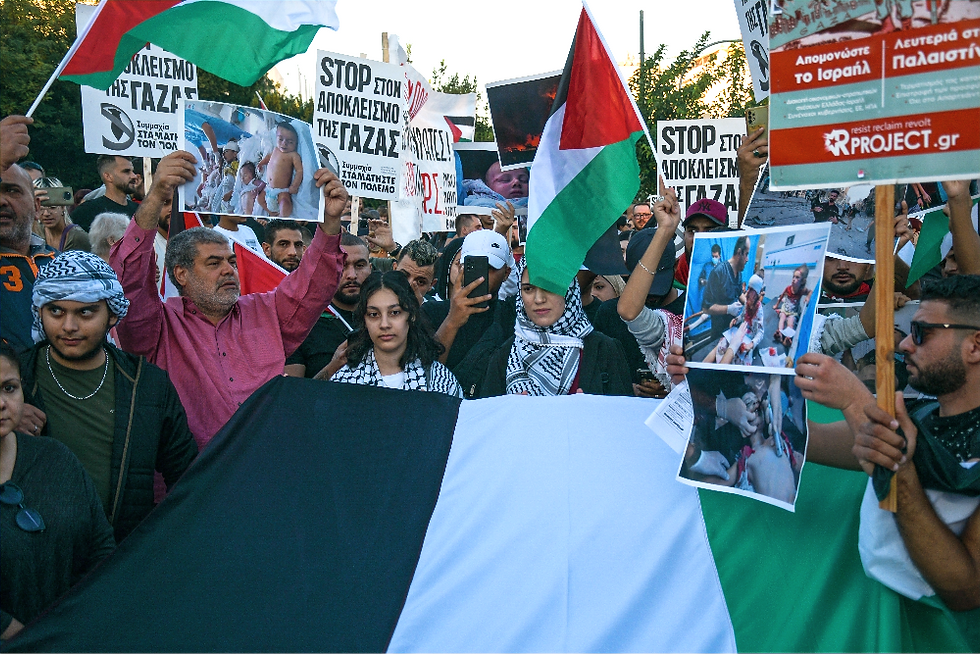 הפגנה אנטי-ישראלית באתונה, ב-13 באוקטובר 2023. מאמצי החרם נגד ישראל לא ידעכו בקרוב | Photo by Iason Raissis on Unsplash