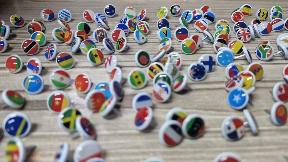 Banderas del mundo en pines para mapamundi madera