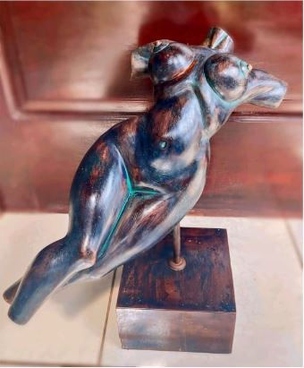 Mujer en el espacio 2 de 2