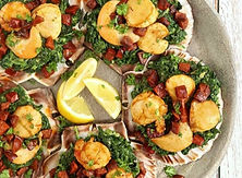 Kamskjell med kremet spinat og chorizo.jpg