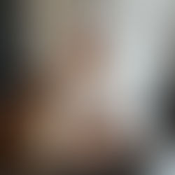 Hund und Frau entspannen beim Aroma einer Duftlampe - Stessabbau für Frauchen und Hund