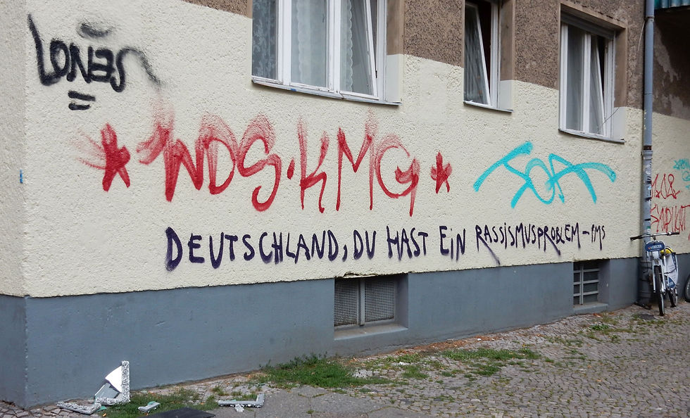 Hauswand mit Graffiti: "Deutschland, du hast ein Rassismusproblem"