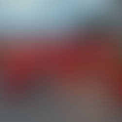 Jugendliche mit Fackeln, alle haben rote Jugendrotkreuz-T-Shirts an