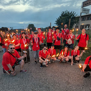 Jugendliche mit Fackeln, alle haben rote Jugendrotkreuz-T-Shirts an