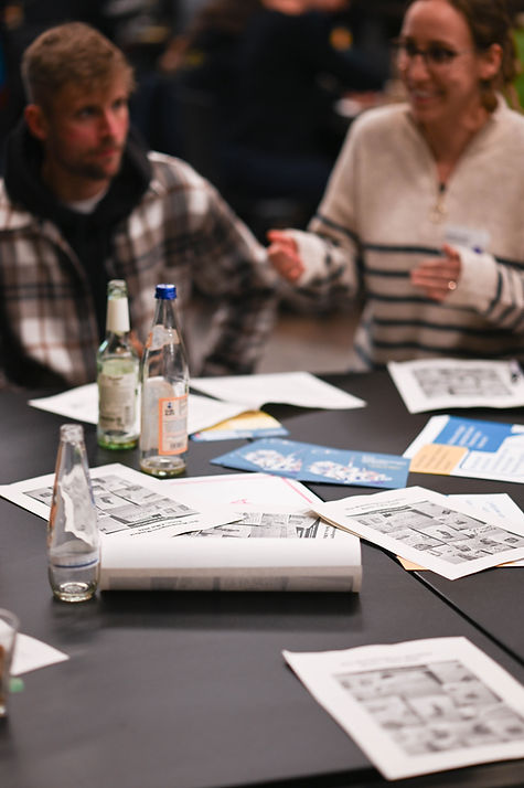 Kreativer Tisch mit Flyern, Unterlagen und Limonade-Flaschen - hier wurde wohl gut gebrainstormt!