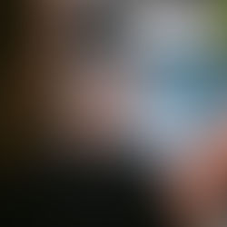 Frau hält Flyer "Jugendstrategie für Berlin" in der Hand