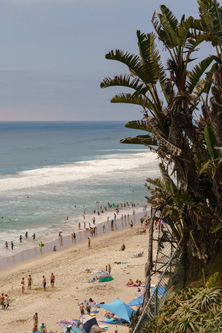 Moonlight Beach Encinitas, California / San Diego, a beach full of people