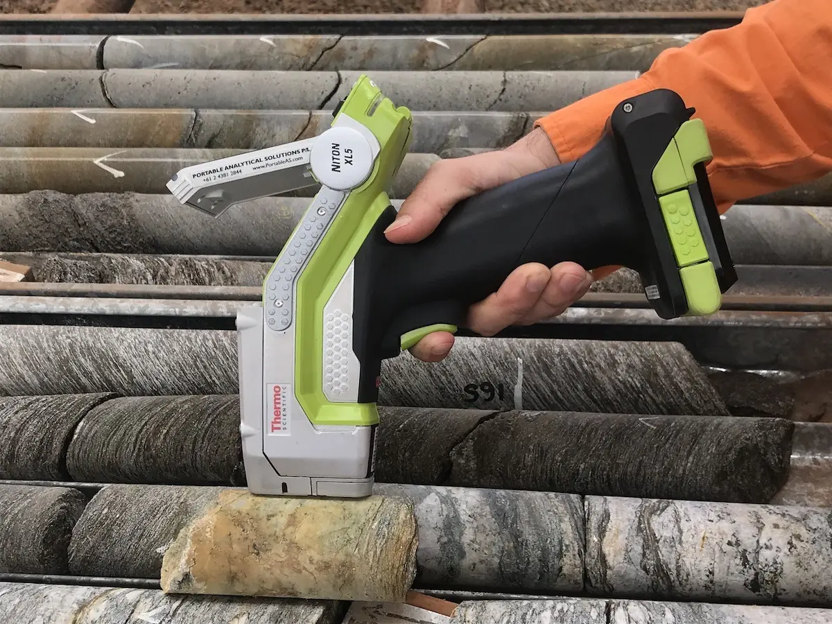 mesin xrf saat menguji batuan