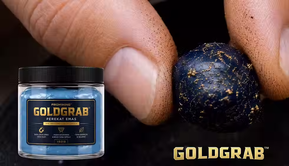 GoldGrab perekat emas dalam kemasan jar 150 gram, ditampilkan bersama bola GoldGrab biru yang sedang menjebak butiran emas halus di antara jari. Gambar menunjukkan fungsi GoldGrab untuk menangkap emas halus, debu emas, serpihan emas, dan nugget kecil tanpa merkuri.