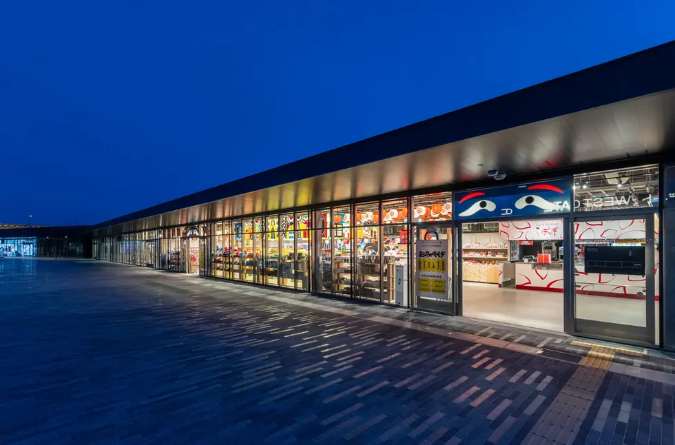 大阪・関西万博会場内の「なにわ名物いちびり庵」店舗における弊社照明計画サポート実績。株式会社ムーラ様の基本照明計画をベースに、大阪らしい賑やかで活気ある雰囲気を弊社LEDスポットライトZylinderで演出。商品の魅力を最大限に引き立てる照明配置と、お客様の動線に合わせた明るさの変化により、大阪の粋と賑わいを感じられる空間を実現しました。