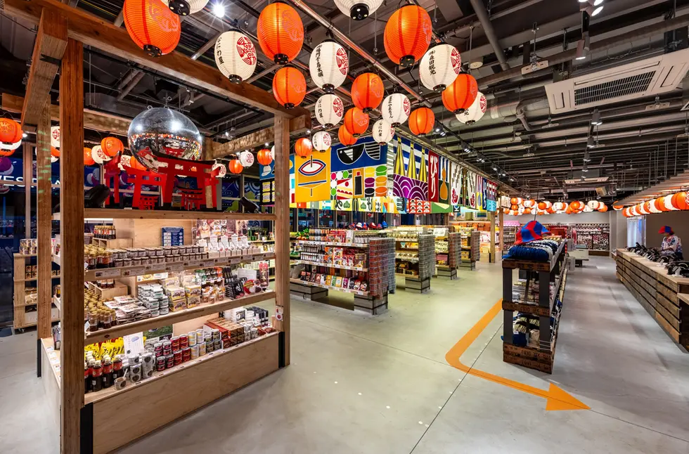 大阪・関西万博会場内の「なにわ名物いちびり庵」店舗における弊社照明計画サポート実績。株式会社ムーラ様の基本照明計画をベースに、大阪らしい賑やかで活気ある雰囲気を弊社LEDスポットライトZylinderで演出。商品の魅力を最大限に引き立てる照明配置と、お客様の動線に合わせた明るさの変化により、大阪の粋と賑わいを感じられる空間を実現しました。