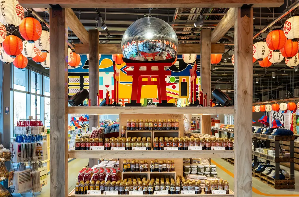 大阪・関西万博会場内の「なにわ名物いちびり庵」店舗における弊社照明計画サポート実績。株式会社ムーラ様の基本照明計画をベースに、大阪らしい賑やかで活気ある雰囲気を弊社LEDスポットライトZylinderで演出。商品の魅力を最大限に引き立てる照明配置と、お客様の動線に合わせた明るさの変化により、大阪の粋と賑わいを感じられる空間を実現しました。