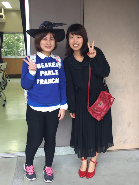 大葉大學文創產業國際人才學士學位學程大四生林芳玉(左)與日本學伴(右)合影