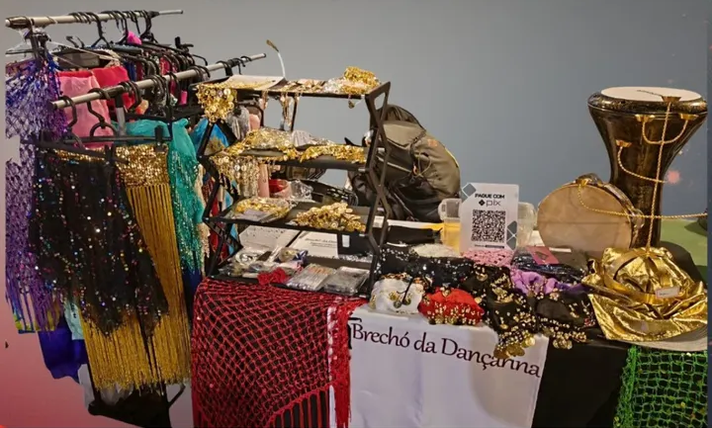 Estande de produtos do Brechó da Dançarina