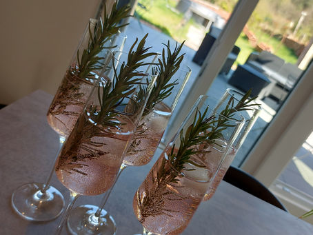 Alkoholfreier Cocktail im stilvollen Glas mit frischen Kräutern serviert im Design-Gästehaus im Elsass – perfekt für exklusive kleine Feiern und private Veranstaltungen.